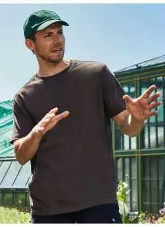 50% coton 50% polyester. T-shirt en tissus mélangés coton biologique peigné ringspun et polyester pour une conservation optimale de la forme et une excellente résistance au lavage, col rond avec élasthanne, lavable à 60°C, adapté au sèche-linge.