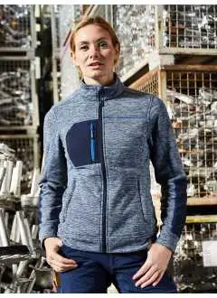 80% poliestere riciclato, 20% poliestere. Giacca in pile mélange easy-care, interno felpato, 2 tasche laterali con zip, 2 tasche interne, petto con zip e cuciture a contrasto, coletto alto, zip frontale con protezione per mento, zip YKK, leggermente sciancrata.