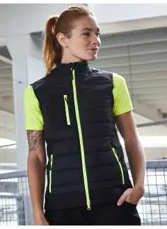 100% poliestere riciclato. Rivestimento: 100% pol. ric. Imbottitura: 100% pol. Gilet softshell a due strati, idrorepellente e antimacchia grazie al BIONIC FINISH ECO, imbottitura Warming DuPont Sorona, colletto alto, tasche laterali e tasca sul petto con zip, tasca interna, dettagli riflettenti. Zip YKK, leggermente sciancrata.