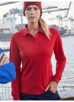 50% cotone 50% poliestere, 200 g/m2. Polo a maniche lunghe in tessuto easy-care misto cotone e poliestere per un perfetto mantenimento della forma a resistenza al lavaggio. Sprone sulle spalle e sul retro, colletto in maglia, polsini con elastan, pattina a 4 bottoni. Lavabile a 60°C. Leggermente sfiancata. Protezione UV 50+