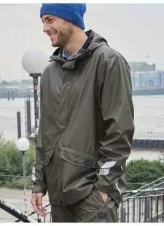 60% poliestere 40% poliuretano. Giacca antipioggia unisex in tessuto antivento e idrorepellente (10,000 colonne d'acqua). Cuciture nastrate, ampio cappuccio regolabile. Fondo regolabile, polsini regolabili con velcro, 2 tasche laterali con bottone automatico. Elementi riflettenti (senza funzione protettiva / senza DPI) sul retro e sulle maniche. Zip YKK.