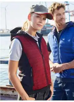 Tessuto esterno: 57% poliestere,42% poliammide, 1% elastan. Tessuto esterno 2: 93% poliammide, 7% elastan. Fodera: 93% poliammide 7% elastan. Imbottitura in poliestere. Gilet di pile con inserti elastici, imbottitura DuPont™Sorona® nel cappuccio, trapuntato all''interno. Cappuccio regolabile, orlo elastico, zip frontale con protezione per il mento, 2 tasche laterali con zip, 1 tasca interna con chiusura in velcro, zip decorativa sul retro. Leggermente sagomato.