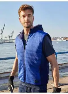 Tissu extérieur: 57% polyester 42% polyamide, 1% élasthanne. Tissu extérieur 2: 93% polyamide 7% élasthanne. Doublure: 93% polyamide 7% élasthanne. Rembourrage: 100% polyester. Gilet polaire en tissu mixte avec empiècements élastiques. Capuche avec embourrage DuPont™Sorona® à l'avant et à l'arrière, surface intérieure matelassée. Capuche ajustable, ourlet élastique, zip frontale avec protège-menton, deux poches latérales zippées, une poche interne avec fermeture par velcro, zip de décoration à l'arrière.
