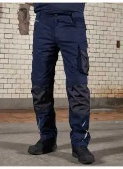 65% poliestere, 35% cotone. Pantalone da lavoro in tessuto misto, robusto e resistente, interno felpato, orlo elastico con passanti, tasca per ginocchiera rinforzata con CORDURA®, tripla cucitura antistrappo, varie tasche, elementi riflettenti (senza funzione protettiva/senza DPI) sul davanti e sul retro.