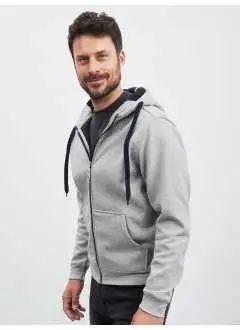 55% polyester, 45% coton. Veste sportive avec capuche. Fermeture intégrale, cordon de serrage et intérieur en couleur contrastée, capuche et cache col intérieur, poche style kangourou, poignets et bas du corps bords côtes avec élasthanne.