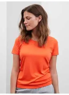 100% poliestere. T-shirt per il tempo libero e lo sport. Fine single jersey, forma diritta, necktape, cuciture a doppio ago sulle spalle, collo e maniche. Traspirante, regola l'umidità, ad asciugatura rapida. Tessuto esterno (150 g/m²). Manica corta, collo rotondo, taglio sciancrato, taglia donne 3XL.