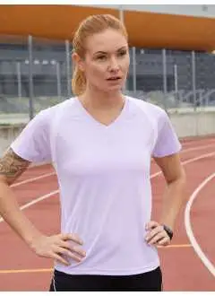 100% poliestere. T-shirt maniche corte, collo a V, tessuto leggero e comodo, traspirante, regola l'umidità, ad asciugatura rapida. Cuciture piatte, bordini e transfer riflettenti. Leggermente sfiancata, struttura con cuciture laterali.