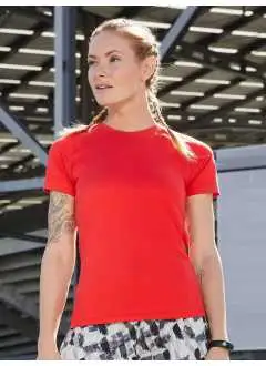 92% poliestere riciclato 8% elastan (tessuto esterno 1), 100% poliestere riciclato (tessuto esterno 2). T-shirt sportiva alla moda, traspirante e con regolazione umidità, asciugatura rapida, leggera e confortevole, maniche raglan, collo rotondo, retro leggermente lavorato, stampa a contrasto sulle spalle, leggermente sfiancata.