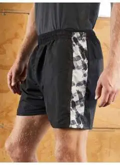 100% poliestere (56% riciclato), fodera 100% poliestere. Pantaloncini sportivi in poliestere easy-care, antivento e idrorepellenti, asciugatura rapida, inserti di colore contrastante, slip interno in jersey, girovita elastico con cordino, taschino porta chiavi con zip.