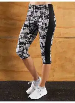 90% poliammide, 10% elastan. Leggings sportivi 3/4 in tessuto morbido e elastico con elastan, stampa all-over, inserti a un colore sui lati, girovita elastico con cordino, taschino porta chiavi con zip.