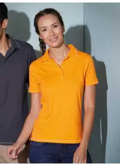 95% cotone, 5% elastan. Polo di alta qualità con righe a contrasto Morbido jersey elastico, Collo della polo in maglia e bande sulle maniche a contrasto, Nastro al collo, spacchi laterali. Bottoni in tono su tono, Leggermente avvitata, stretta, lunga distanza tra i 5 bottoni , Tessuto esterno (170 g/m²).