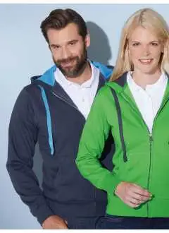 80% coton, 20% polyester. Sweat capuche déperlant, Tissu extérieur (310 g/m²). Traitement Bionic®-Finish déperlant et antitache, Poignets avec élasthanne, Capuche doublée, Intérieur de la capuche et cordon contrastés, Poches kangourou.