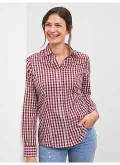 100% algodón. moderna camisa a cuadros con insersiones de un solo color sobre el cuello y puños. Tejido de popelín de alta calidad fácil de planchar gracias a su acabado easy care. Dobladillo redondeado, corte femenino ligeramente entallado.