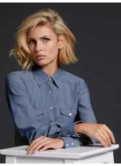 100% algodón peinado. Camisa en tejido ligero denim, canesú trasero clásico, 2 bolsillos en el pecho, corchetes en look perlado, pespuntes visibles, dobladillo redondeado.