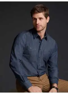 100% algodón peinado. Camisa en tejido ligero denim, canesú trasero clásico, 2 bolsillos en el pecho, pespuntes visibles dobladillo redondeado.