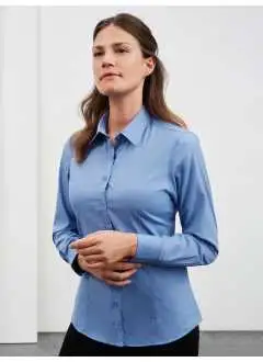 65% poliéster, 35% algodón. Camisa manga larga easy care, classic fit , corte femenino.
