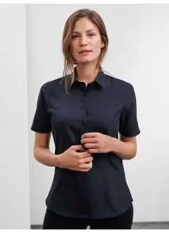 65% poliéster, 35% algodón. Camisa clásica con tejidos mixtos de fácil cuidado. Cuidado fácil de Poplin. Tela exterior (105 g / m²), dobladillo redondeado, corte femenino atornillado, pliegues en la parte posterior.