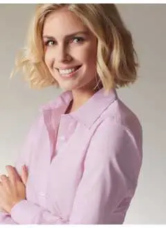 100% algodón. Camisa classic fit, manga larga, corte femenino.