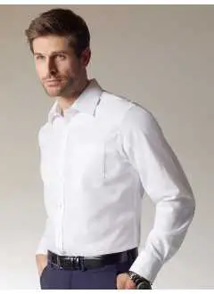 100% algodón. Camisa classic fit, manga larga, bolsillo en el pecho.