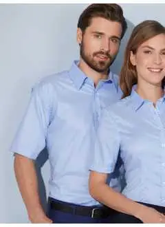 100% algodón. Camisa de algodón clásica de fácil cuidado. Micro-twill, tejido exterior (120 g / m²): 100% algodón, dobladillo redondeado, corte clásico, ligeramente atornillado, con bolsillo, doblado en la parte posterior.