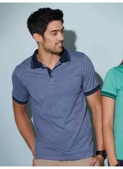 65% polyester, 35% coton. Polo à manches courtes jersey fin unique, très confortable, coupe décontractée, 3 boutons.