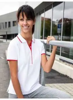 100% coton piqué de haute qualité peigné et ring-spun. Polo pour femmes avec col et manchettes tricotés avec rayure contrastée, bande de col et patte de boutonnage en couleur contrastée, boutons ton sur ton, fentes latérales.