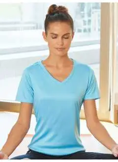 100% polyester. Single jersey finCol V Double surpiqûre aux épaules, au cou et aux manchesRespirant,régule l'humidité Séchage rapide Étiquette Tear off!® détachable.