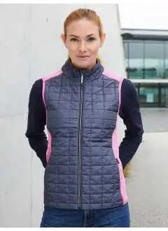 100% polyester. Doublure: 100% polyamide. Rembourrage: 100% polyester. Gilet polaire mélange, tissu easy-care doux. Matelassé au front, au dos et au col. Coutures plates contrastées aux épaules. 2 poches latérales zippées, 2 poches internes. Légèrement cintré. 280 g/m2. Lavable à 30°C.
