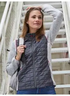 100% polyester. Doublure: 100% polyamide. Rembourrage: 100% polyester. Veste polaire mélange, tissu easy-care doux. Matelassée au front, au dos et au col. Coutures plates contrastées aux épaules. 2 poches latérales zippées, 2 poches internes. Légèrement cintrée.
