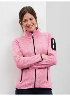 100% polyester. Veste tricotée en laine polaire avec molleton gratté doux et moelleux à l'intérieur. Poches latérales zippées, bordure contrastée à la taille et aux manches, poche manche zippée, tendance.