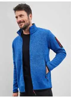 100% polyester. Veste tricotée en laine polaire avec polaire doux et moelleux à l'intérieur. Poches latérales zippées,Bordure contrastée à la taille et aux manches, poche manche zippée, tendance.