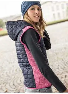 Tissu extérieur: 100% polyester, doublure: 100% polyamide, matelassage: 100% polyester. Gilet en tissu doux et chaud, look mélange. Devant, dos et capuche en design losange matelassé, capuche ajustable à l'intérieur, zip dissimulé sur toute la longueur, 2 poches latérales zippées, 2 poches intérieures.