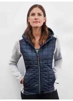 100% polyester. Veste pour femme en tissu doux, chaud, facile d'entretien avec effet mélange, capuche avec motif matelassée en surpiqûre, coutures plates contrastées sur les manches, capuche réglable, fermeture zippée sur la longueur, 2 poches latérales zippées, 2 poches intérieures. taille ajustée.