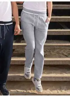 80% coton, 20% polyester. Coton de haute qualité, couche polaire interne, tour de taille en bord côte avec elasthanne, rayures contrastées à la ceinture, corde, 2 poches latérales, 1 poche arrière.