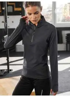 88% polyester, 12% élasthanne. T-shirt sport, tissu doux, chaud, bi-élastique et facile à entretenir, extérieur lisse, intérieur polaire, fermeture à glissière dissimulée avec passepoil réfléchissant et protège-menton, col droit, manches raglan avec boucle de pouce, les coutures flatlock ton sur ton, transfert réfléchissant à l'arrière, légèrement cintré.