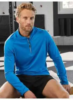 88% polyester, 12% élasthanne. T-shirt sport, tissu doux, chaud, bi-élastique et facile à entretenir, extérieur lisse, intérieur polaire, fermeture à glissière dissimulée avec passepoil réfléchissant et protège-menton, col droit, manches raglan avec boucle de pouce, coutures flatlock ton sur ton, transfert réfléchissant à l'arrière.