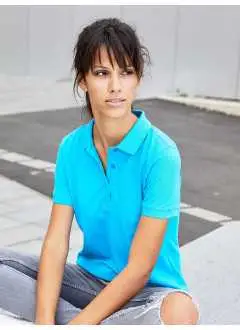 100% cotone piqué. Polo da donna con colletto e bande sul giromanica a maglia, 3 bottoni tono su tono, etichetta strappabile, leggermente sfiancata.