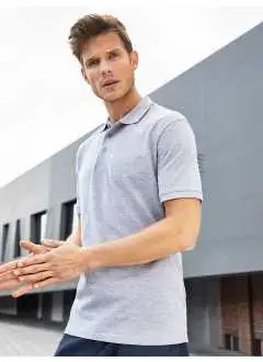 100% cotone piqué. Polo da uomo con colletto e bande sul giromanica a maglia, 3 bottoni tono su tono, etichetta strappabile.