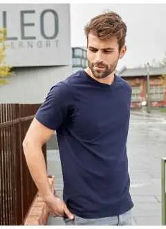 100% cotone. single jersey. T-shirt girocollo da uomo, bande nelle maniche in elastane, etichetta strappabile. Busto tubolare. Grey-Heather 85%C, 15%E