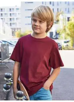 100% cotone organico. T-shirt classica per ragazzo in single jersey, collo rotondo con elastane, etichetta removibile.