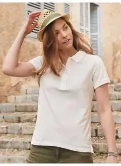 100% cotone piqué organico. Polo classica da donna con collo e polsini lavorati a maglia, 4 bottoni tono su tono, spacchetti laterali, etichetta removibile. Leggermente sfiancata.
