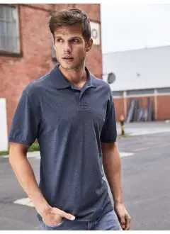 100% cotone organico piqué. Polo classica da uomo, collo e polsini lavorati a maglia, 2 bottoni tono su tono, spacchetti laterali, etichetta removibile .