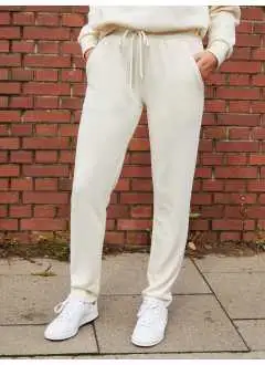 85% cotone, 15% poliestere. Pantaloni in  tuta, French Terry di alta qualità, vita elasticizzata con cordino, 2 tasche laterali, 1 tasca posteriore.