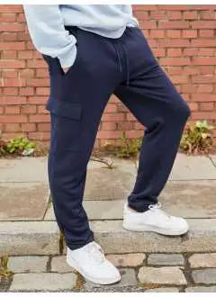 85% cotone, 15% poliestere. Pantaloni in  tuta, French Terry di alta qualità, vita elasticizzata con cordino, 2 tasche laterali, 1 tasca posteriore, 1 tasca cargo sulla gamba destra con chiusura in velcro.