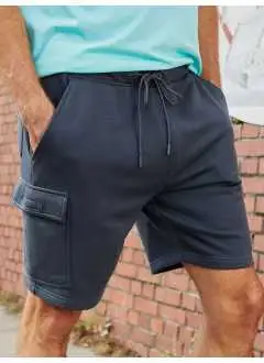85% cotone, 15% poliestere. Pantaloncini corti in felpa stile cargo, French Terry di alta qualità, vita elasticizzata con cordino, 2 tasche laterali, 1 tasca posteriore, 1 tasca cargo con chiusura in velcro sulla gamba destra.