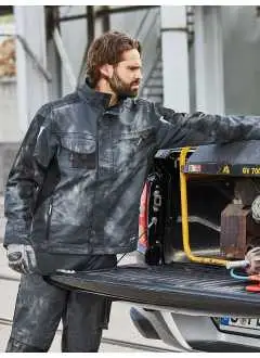 65% polyester, 35% coton. Veste de travail, col rigide, intérieur en polaire, bandoulière Cordura, zip frontal avec protège-menton, ouverture arrière pour la ventilation, poches multifonctions, détails réfléchissants devant et derrière.