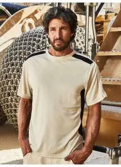100% poliestere. T-shirt girocollo, manica corta set-in, funzionale, traspirante e leggera. Inserti di colore contrastante su spalle e maniche. Struttura con cuciture laterali.
