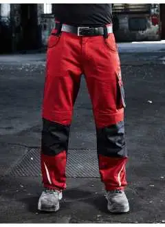 65% polyester, 35% coton. Pantalon en tissu résistant, poches pour genouillères renforcées avec cordura, poches multi-fonctions utiles pour les objets, détails réfléchissants de travail à l'avant et à l'arrière. Pantalon de travail spécialisé avec des détails fonctionnels.