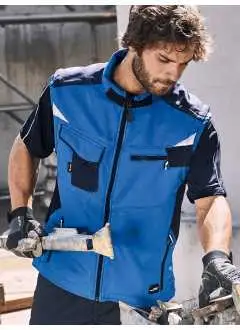 100% poliestere. Gilet in softshell, robusto e resistente a vento ed acqua fino a 2000 mm, traspirante, colletto rigido, nastro di rinforzo alle spalle con cordura, cerniera intera foderata con guarnizione antivento. 2 tasche laterali con zip, 2 tasche pettorali di cui una con zip, tasche interne. dettagli catarifrangenti sia sulle maniche che sul dorso.