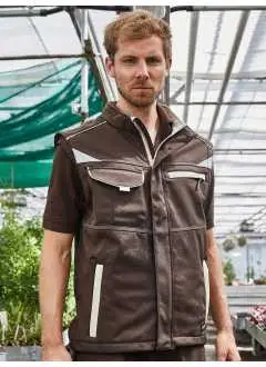 100% poliestere. Gilet robusto, antivento e idrorepellente (colonna d'acqua 2,000 mm), traspirante, colletto alto, zip interna nascosta con protezione per il mento, 2 tasche laterali con cerniera, taschino al petto, tasca interna nel petto con chiusura in velcro, tasca interna per telefono cellulare, dettagli catarifrangenti sia davanti che sul retro, tutti i bottoni e le cerniere sono nascosti.